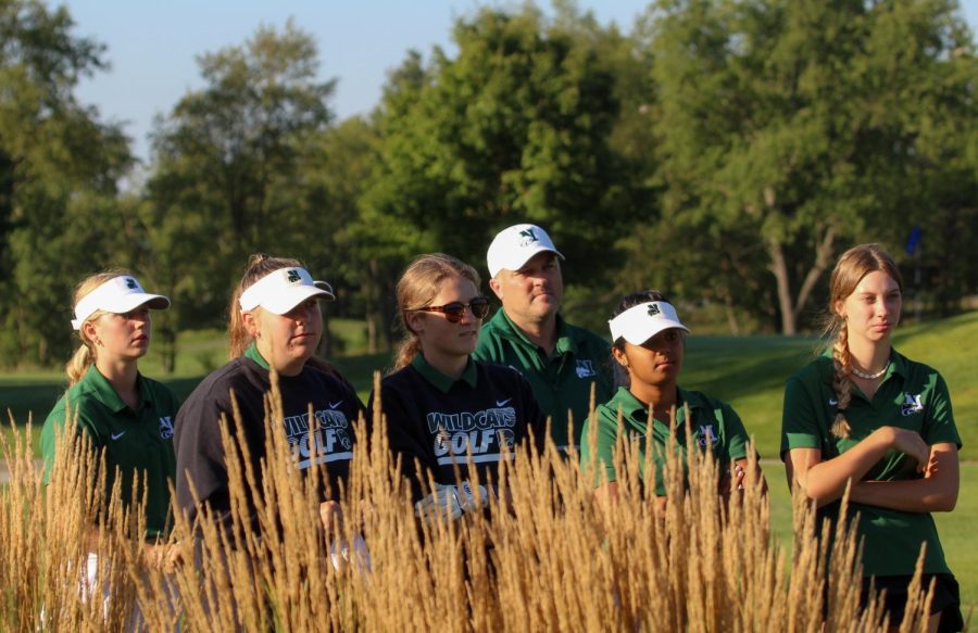 As the tournament director goes over the rules, the varsity team listens and observes their opponents. “I was excited and ready to play at the Kensington tournament. It’s my favorite course to play 18 holes because of how many times I’ve played there,” senior Kelsey Lowes said. 