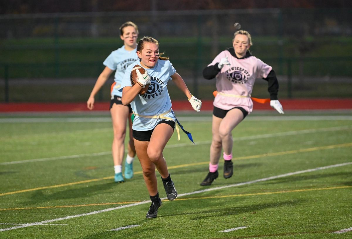 Junior+wide+receiver+Michella+Tortelli+sprints+past+the+senior+Audrey+Verbracken+in+the+2022+powderpuff+game.+Tortelli+returns+to+lead+the+seniors++in+their+attempt+to+repeat+as+champions+in+the+2023+game.